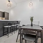 Modern In Clausen With Wifi, Kitchen & Workspace *