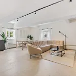 Modern In Clausen With Wifi, Kitchen & Workspace דירה