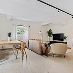 דירה Modern In Clausen With Wifi, Kitchen & Workspace