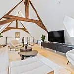 Modern In Clausen With Wifi, Kitchen & Workspace *