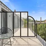 דירה Modern In Clausen With Wifi, Kitchen & Workspace