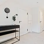 Modern In Clausen With Wifi, Kitchen & Workspace דירה *