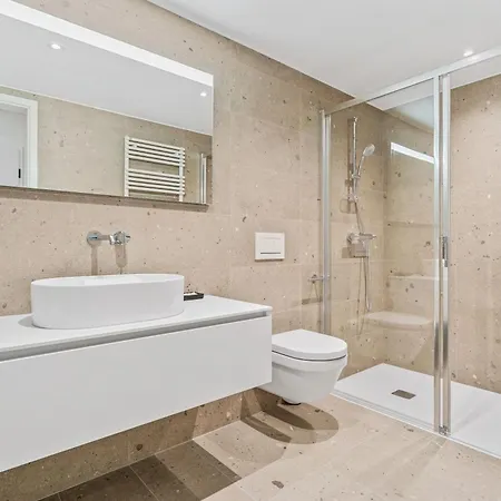 Modern In Clausen With Wifi, Kitchen & Workspace *