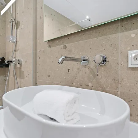 Modern In Clausen With Wifi, Kitchen & Workspace Apartamento *