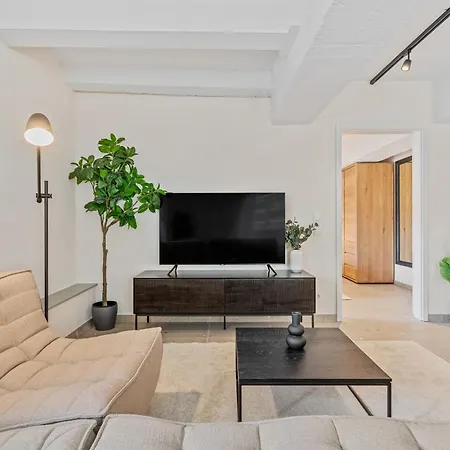 Modern In Clausen With Wifi, Kitchen & Workspace Apartamento *