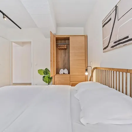 Modern In Clausen With Wifi, Kitchen & Workspace Apartment *