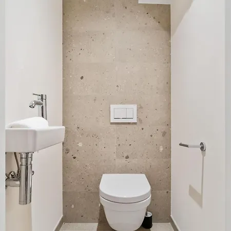 Apartamento Modern In Clausen With Wifi, Kitchen & Workspace *