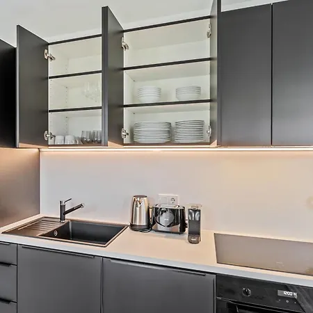 Modern In Clausen With Wifi, Kitchen & Workspace *