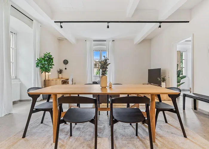 Modern In Clausen With Wifi, Kitchen & Workspace דירה *