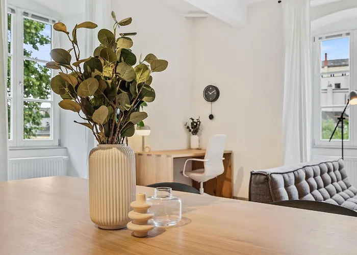Modern In Clausen With Wifi, Kitchen & Workspace Apartament