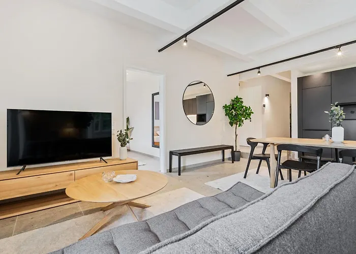 Lägenhet Modern In Clausen With Wifi, Kitchen & Workspace