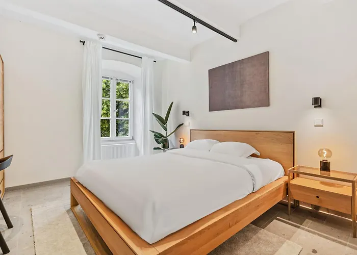 Modern In Clausen With Wifi, Kitchen & Workspace *