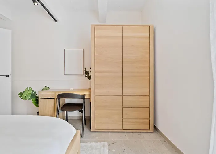 Modern In Clausen With Wifi, Kitchen & Workspace דירה *