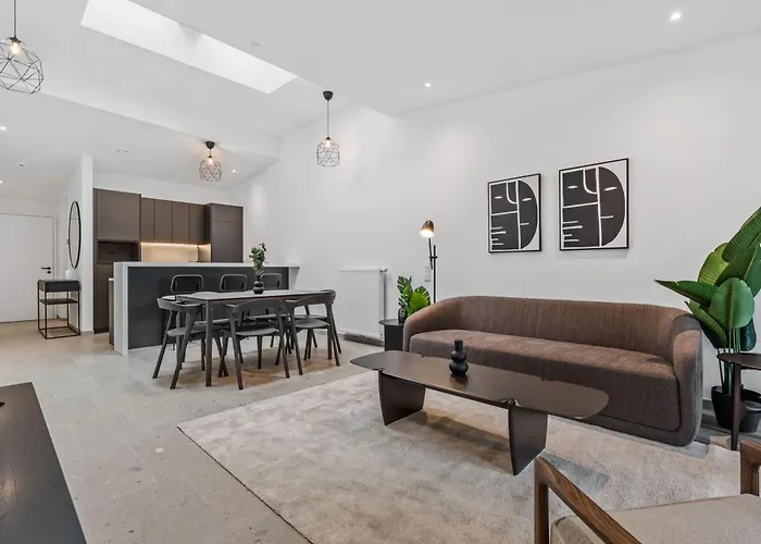 Modern In Clausen With Wifi, Kitchen & Workspace Apartament