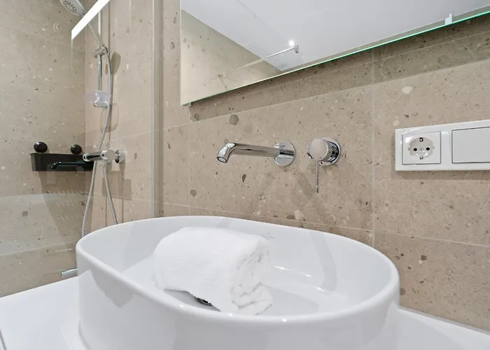 Modern In Clausen With Wifi, Kitchen & Workspace Apartament *