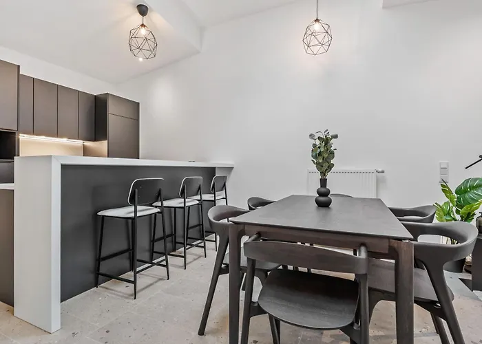 Modern In Clausen With Wifi, Kitchen & Workspace *