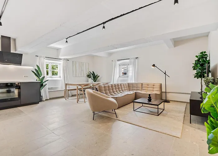 Modern In Clausen With Wifi, Kitchen & Workspace Lägenhet