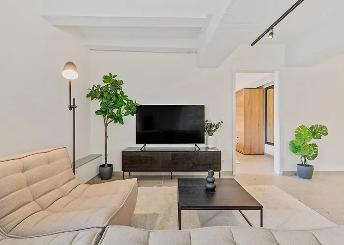 Modern In Clausen With Wifi, Kitchen & Workspace דירה *