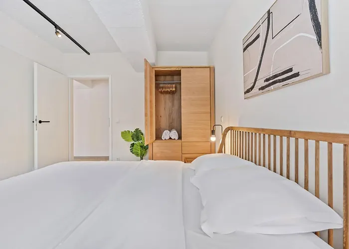 Modern In Clausen With Wifi, Kitchen & Workspace דירה *