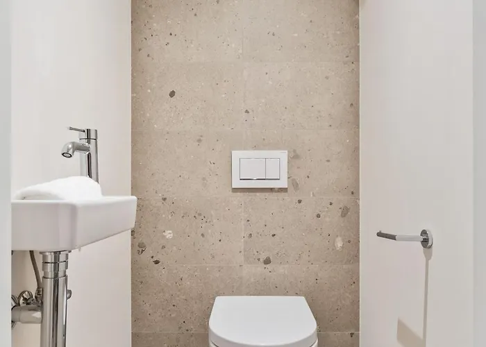 Lägenhet Modern In Clausen With Wifi, Kitchen & Workspace *