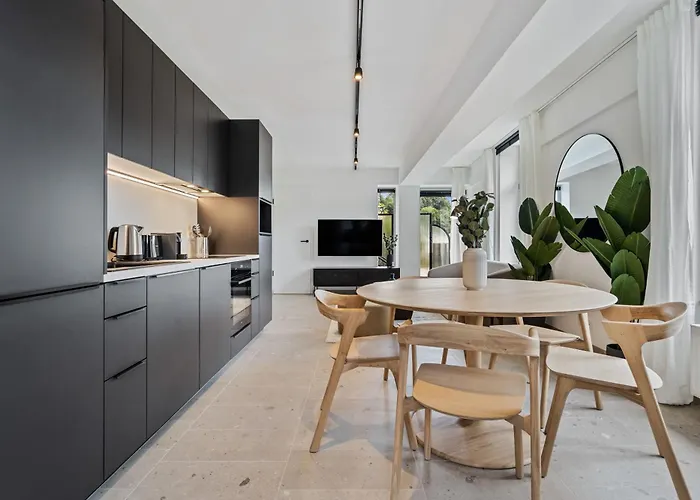 Modern In Clausen With Wifi, Kitchen & Workspace Lägenhet