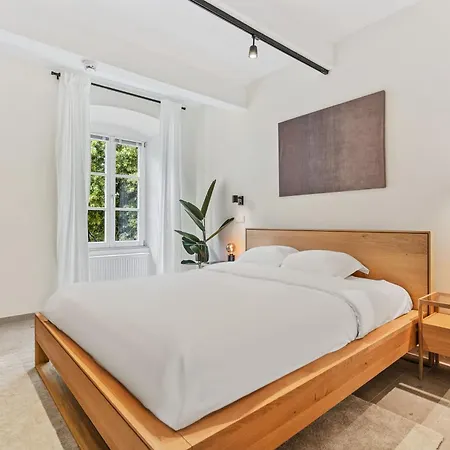 Modern In Clausen With Wifi, Kitchen & Workspace *