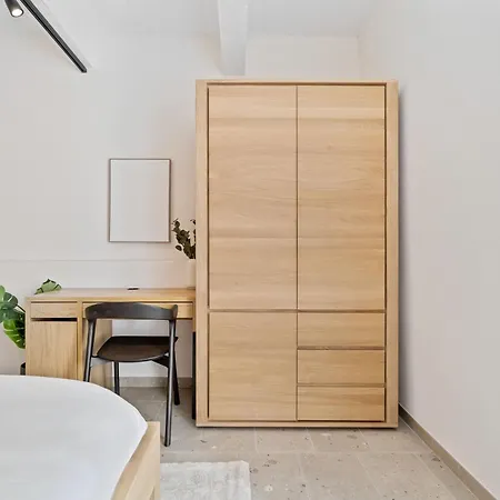 Modern In Clausen With Wifi, Kitchen & Workspace Appartamento *