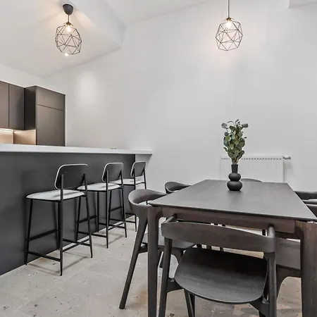 Modern In Clausen With Wifi, Kitchen & Workspace *