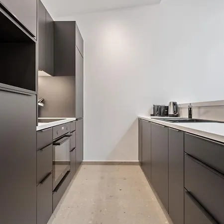 Modern In Clausen With Wifi, Kitchen & Workspace Appartamento