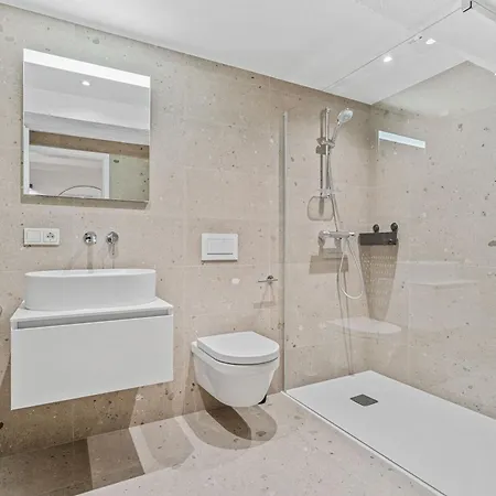 Modern In Clausen With Wifi, Kitchen & Workspace *