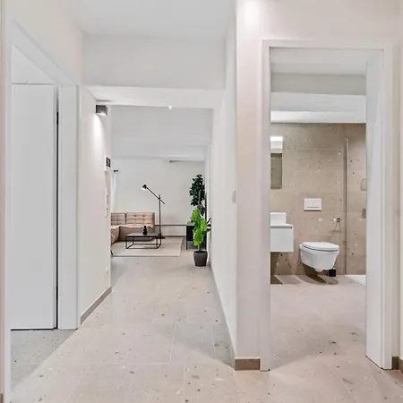 Modern In Clausen With Wifi, Kitchen & Workspace *